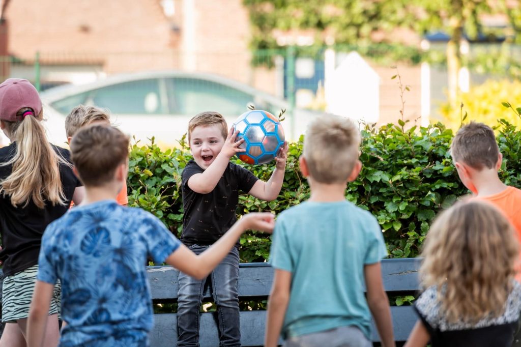 cluppers spelen bal herfst buiten klein