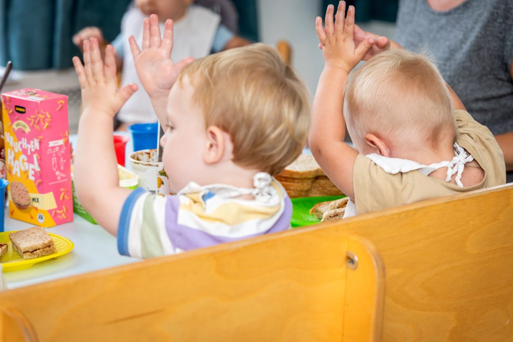 babys handjes omhoog tafel herfst binnen