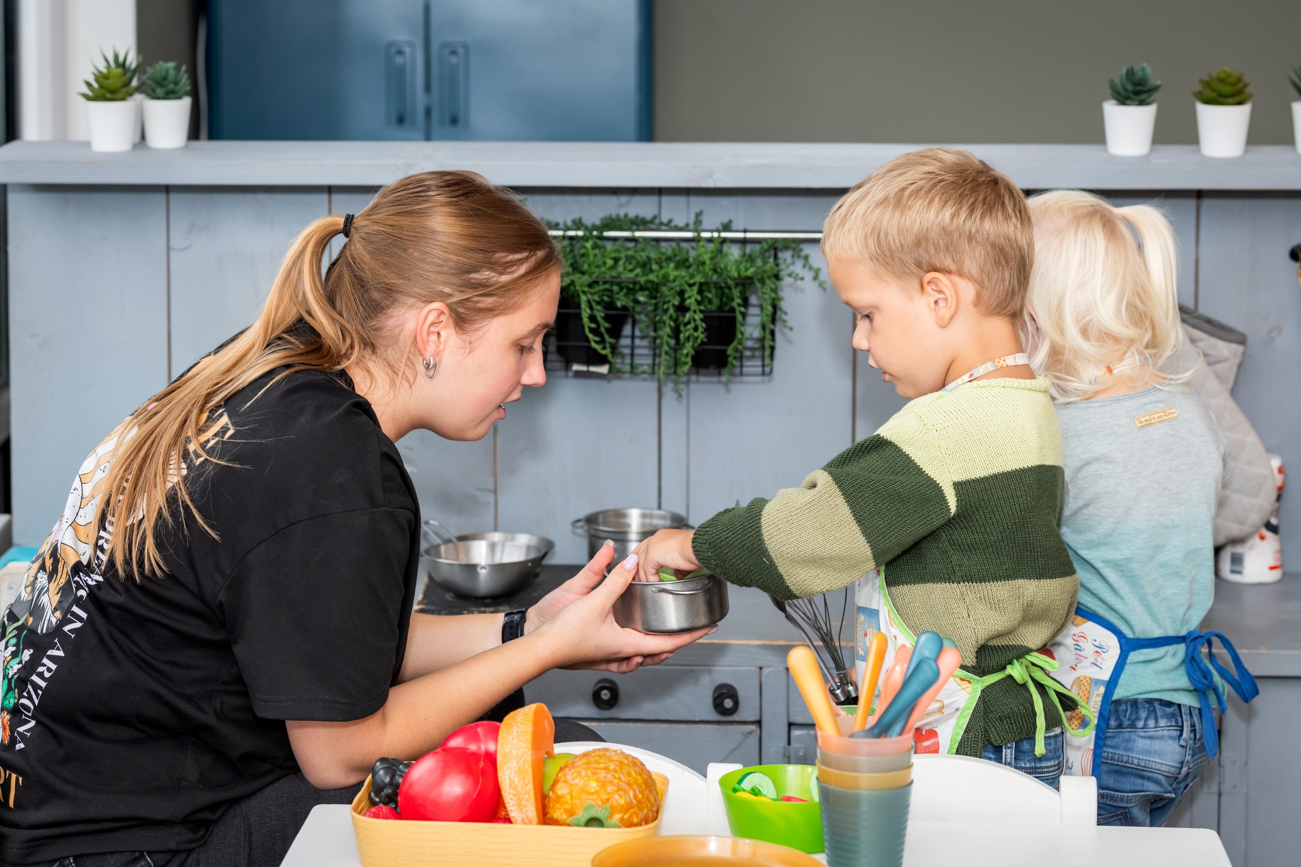 peuters spelen in keuken herfst pm binnen scaled.jpg