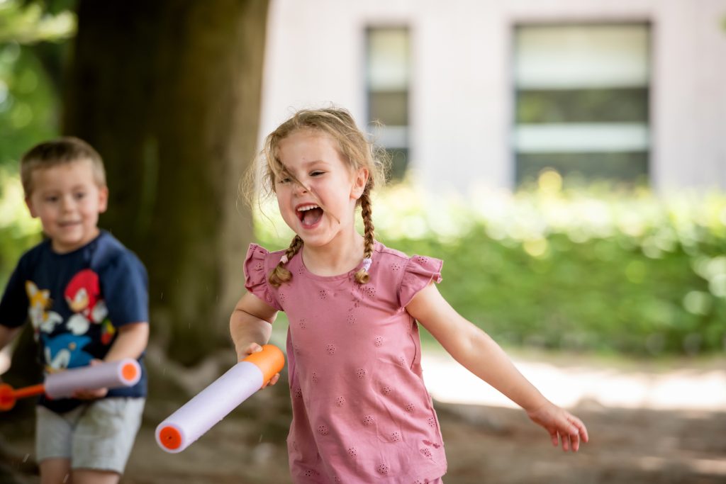 meisje bso mfa midden spelen met water